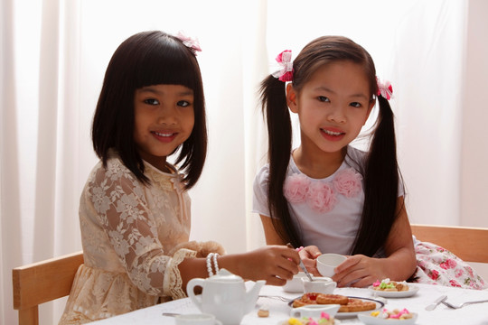 两个小女孩有一个茶党