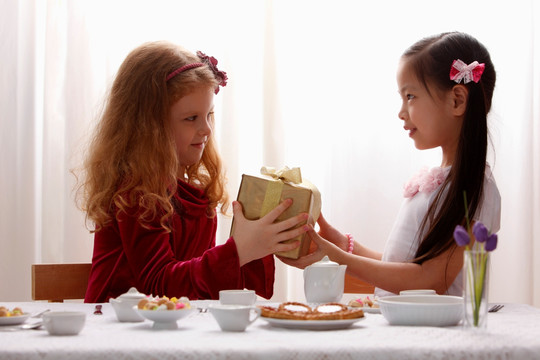 两个女孩分享礼物