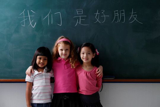 三个年轻女孩在黑板前