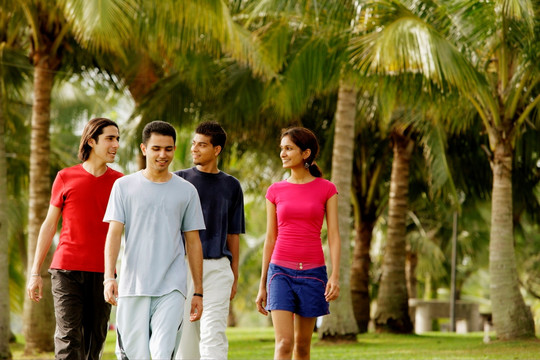 一群年轻人在公园散步