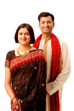 穿着印度传统服装的夫妇