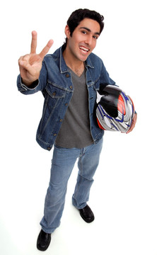 男子携带摩托车头盔