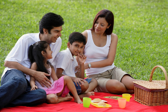 一家人一起在公园野餐