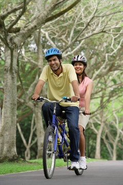 一对夫妇一起骑自行车