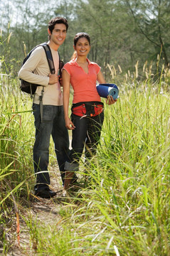 年轻夫妇在荒野徒步旅行