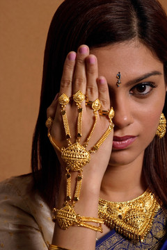 印度女人戴着传统婚礼首饰