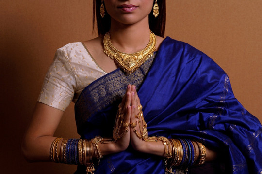 在祈祷的印度女人