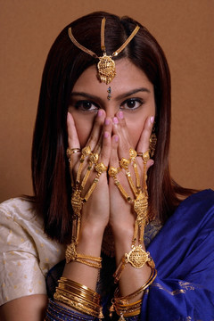 印度女人戴着传统婚礼首饰