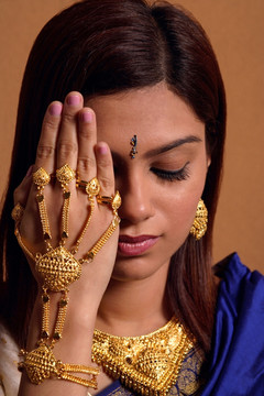 手上戴着首饰的印度女人