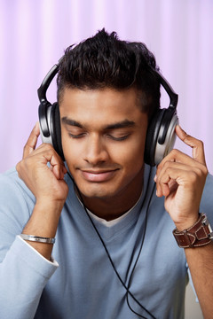 男人戴着耳机听音乐