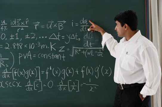 老师在黑板上讲解公式