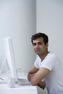 印度男子在电脑上工作