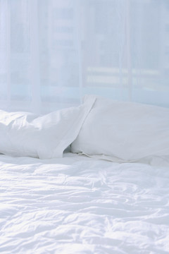全白枕头和白纸床铺