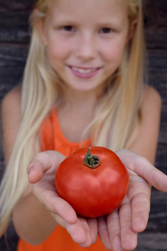 女孩拿着番茄
