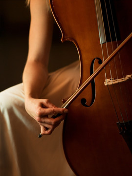 拉大提琴的女人