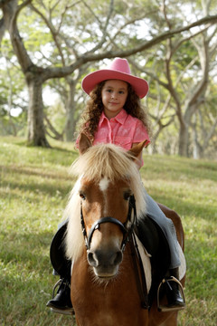 少女骑小马