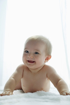 裸体的婴儿微笑