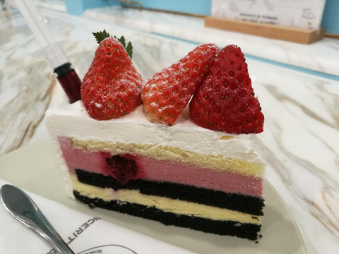 草莓浆果蛋糕