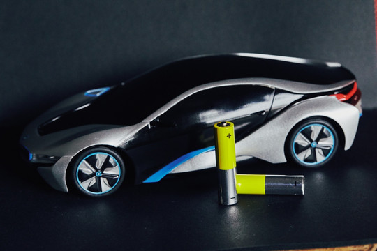 德系轎車側面新能源跑車電池
