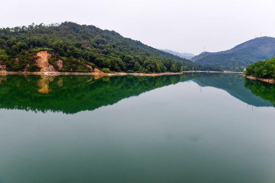 河流湖畔远山