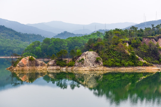 湖畔池塘远山