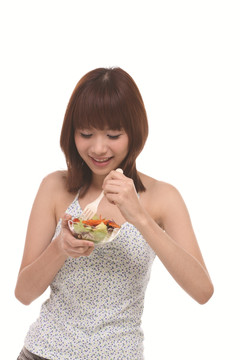 在吃蔬菜沙拉的女人