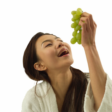 在吃一串葡萄的女人