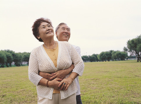 一对老夫妇拥抱在一起