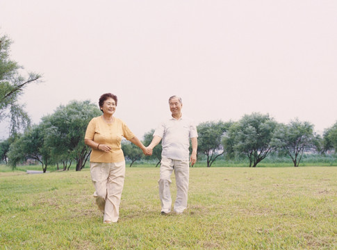 一对老夫妇手拉手