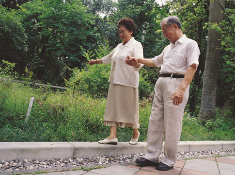 在个哟里散步的老夫妇