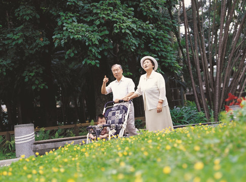 一对老夫妇和一个孩子