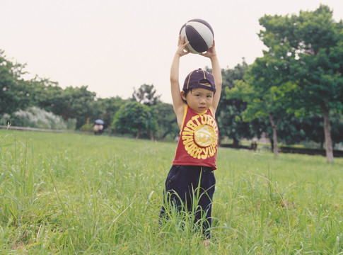 一个小男孩在踢足球