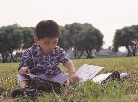 外面读书的男孩