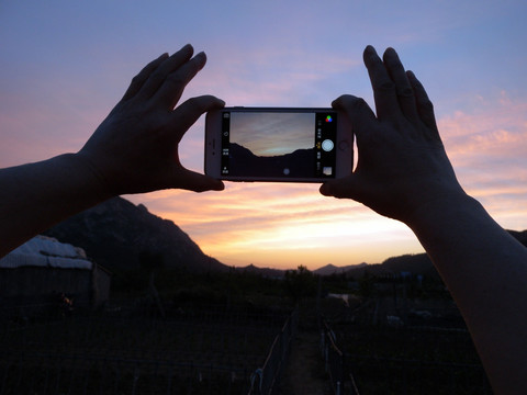 夕阳山峦