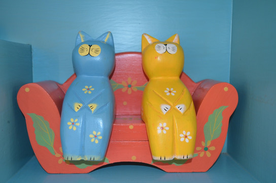 两只猫坐沙发上的雕刻品