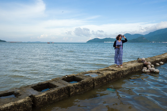 海边旅游的女人