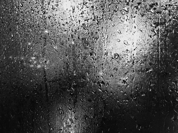 玻璃窗的水滴 下雨天 窗外 