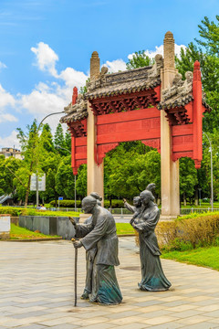 中式牌坊和妇女雕像