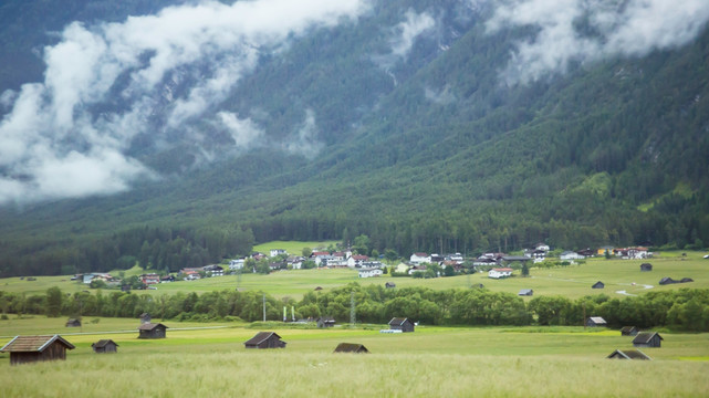 阿尔卑斯山下村落与木屋