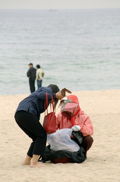 韩国东海岸 卖海产土特产的渔民