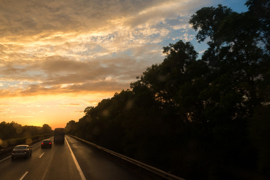 高速公路上的雨后夕阳日落