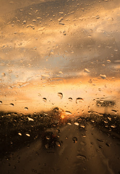 高速公路上的雨后夕阳日落