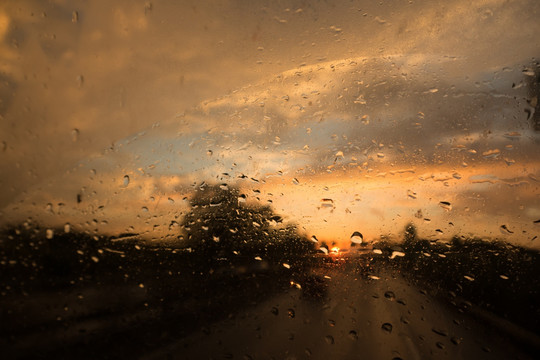 高速公路上的雨后夕阳日落