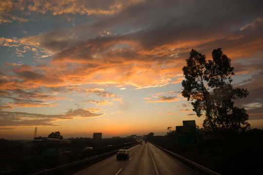 高速公路上的雨后夕阳日落