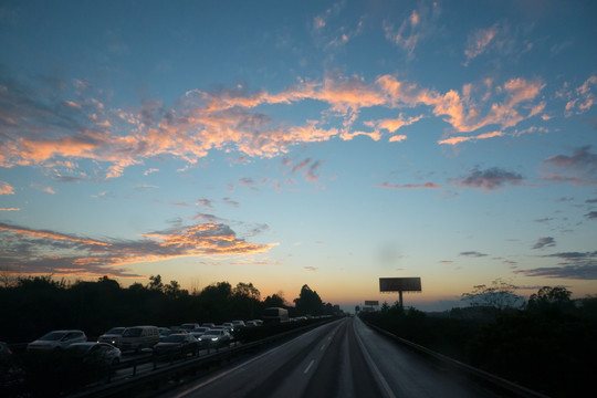 高速公路上的雨后夕阳日落