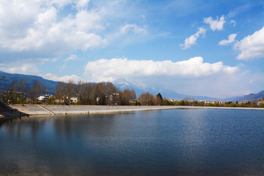湛蓝湖水 蓝天白云 自然风景