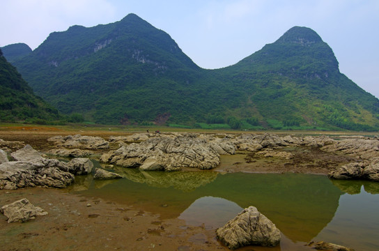 湖边石头