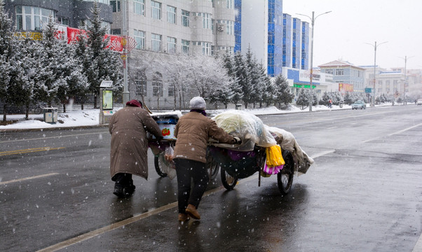 顶风冒雪