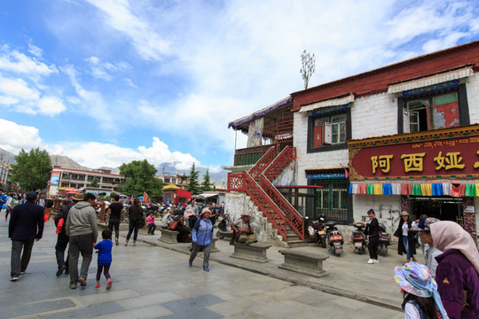 西藏拉萨 大昭寺广场一角