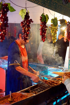 新疆烤羊肉串 维吾尔族厨师